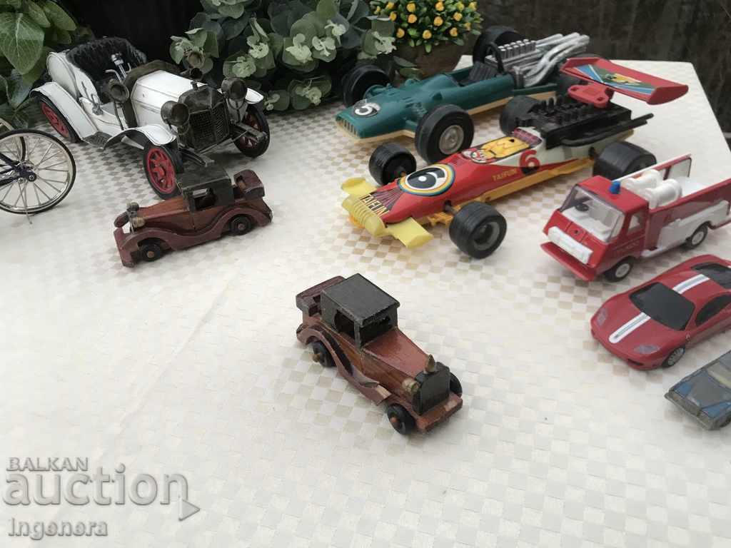 MODEL/JUCĂRIE/MAȘINUȚĂ - SET 2 MAȘINI RETRO DIN LEMN cu preț € 6.50 | 12.71 BGN