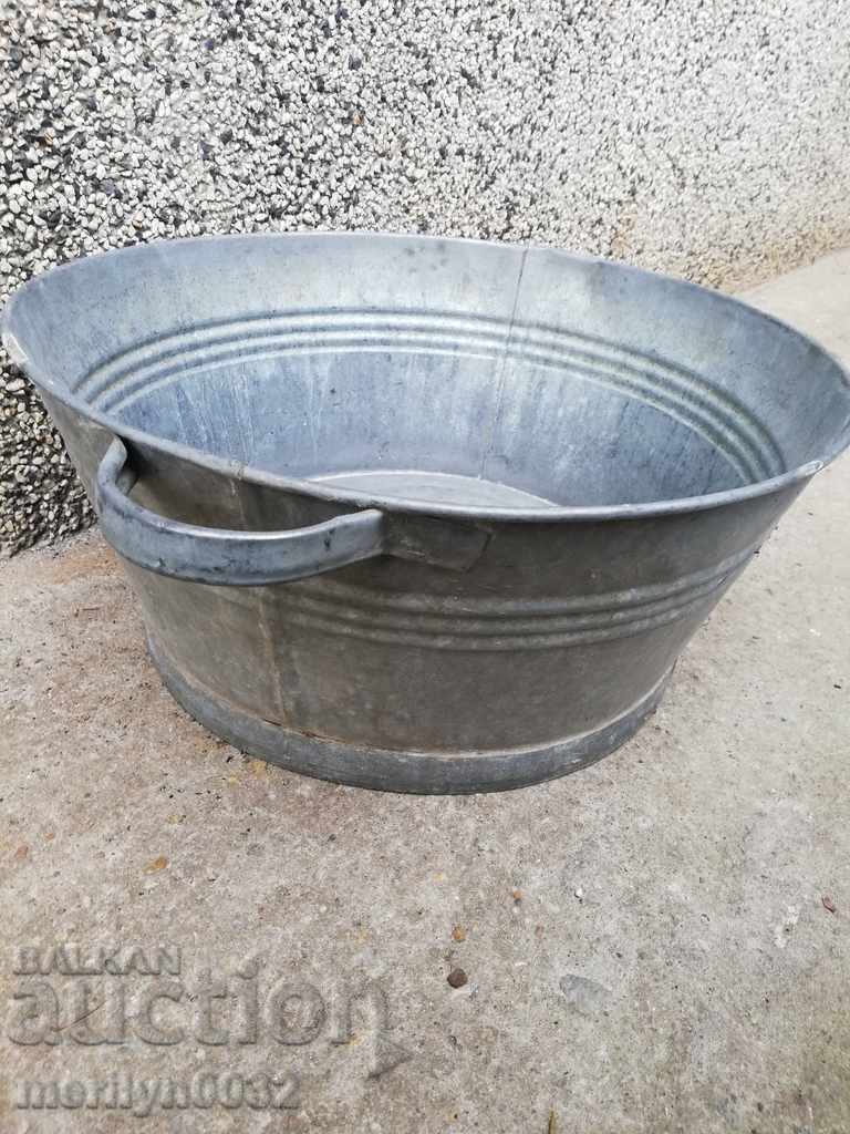Vechi lighean galvanizat, căldare, vas de uz casnic cu preț € 43.83 | 85.72 BGN Vechi lighean galvanizat, căldare, vas de uz casnic cu preț € 43.83 | 85.72 BGN
