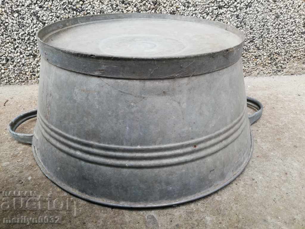 Licitație Vechi lighean galvanizat, căldare, vas de uz casnic Licitație Vechi lighean galvanizat, căldare, vas de uz casnic