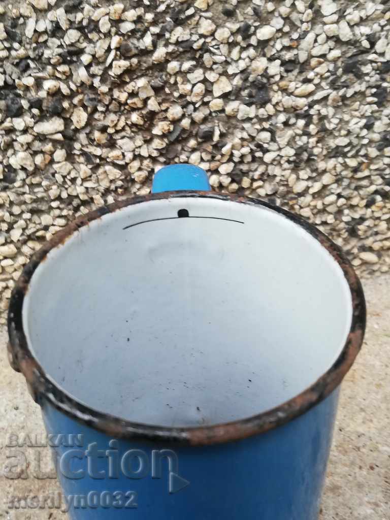 Delivery of An old measure of liquid, a pot of alcohol, beer, wine, brandy