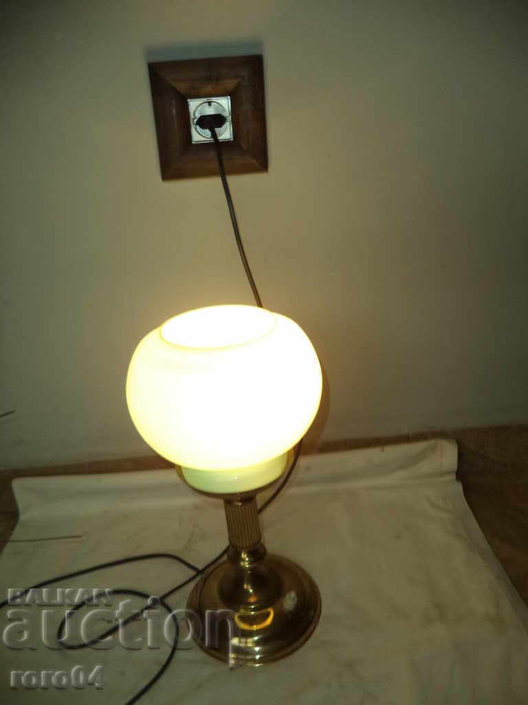 Lampă de masă din alamă veche, cu perete de sticlă