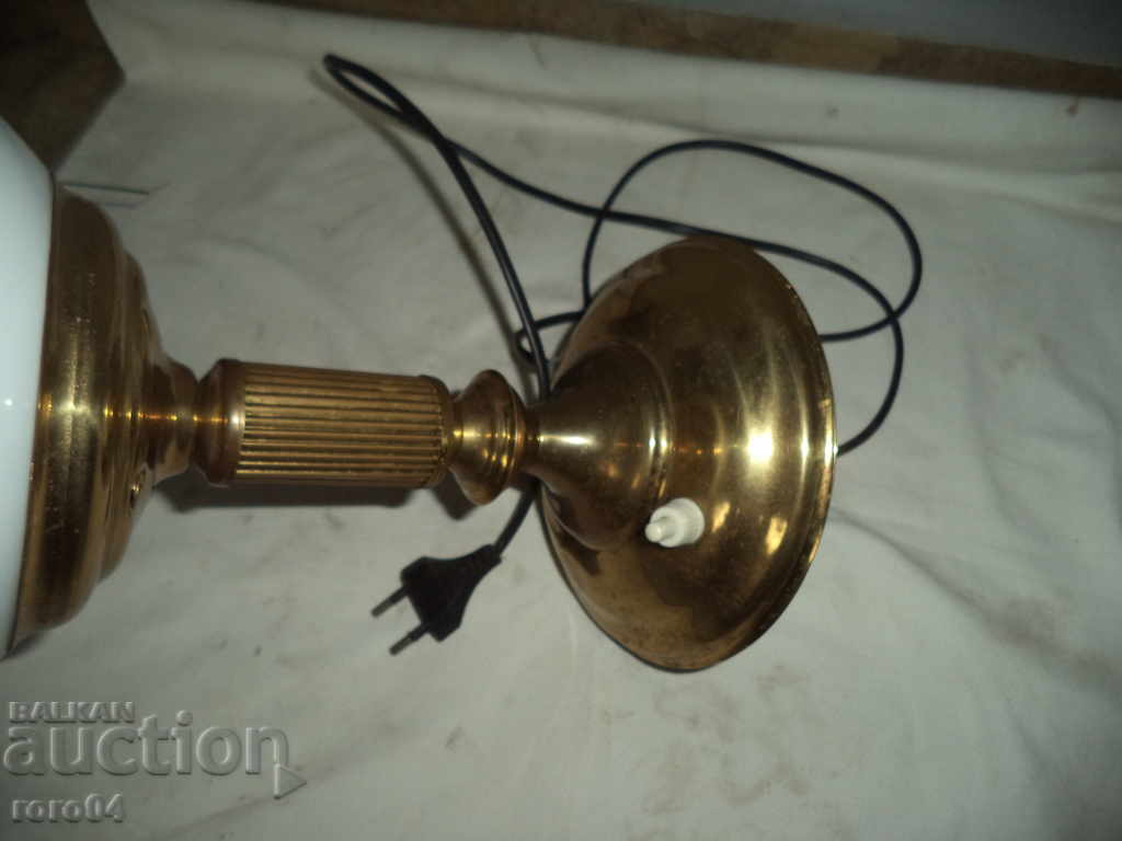 Delivery of OLD BRASS TABLE LAMP WITH GLASS WALL Delivery of OLD BRASS TABLE LAMP WITH GLASS WALL