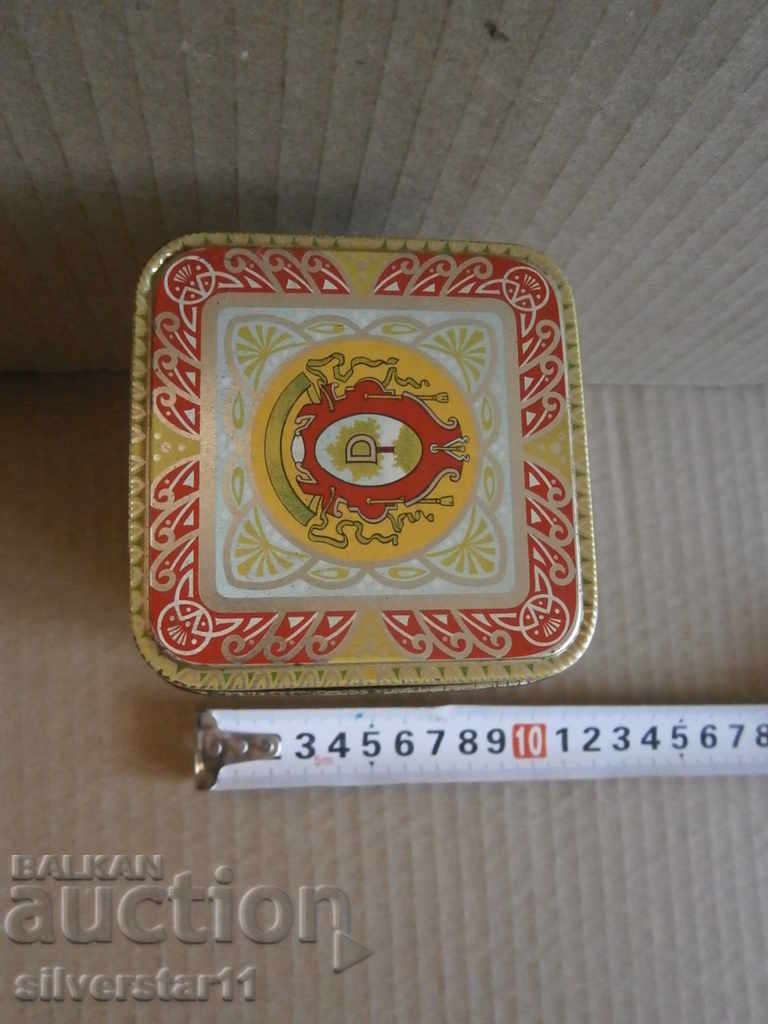 Ένα παλιό μεταλλικό φύλλο κακάου με τιμή 31.00 BGN | € 15.85 Ένα παλιό μεταλλικό φύλλο κακάου με τιμή 31.00 BGN | € 15.85