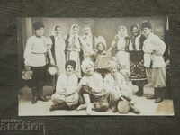 Σε χορό, με μάσκες