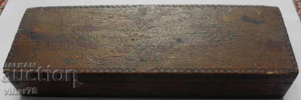 Vechiă cutie de creioane din lemn cu preț € 27.99 | 54.74 BGN Vechiă cutie de creioane din lemn cu preț € 27.99 | 54.74 BGN