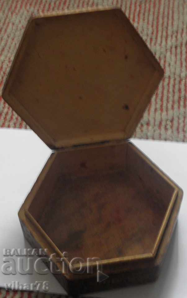 Delivery of Old wooden box Delivery of Old wooden box