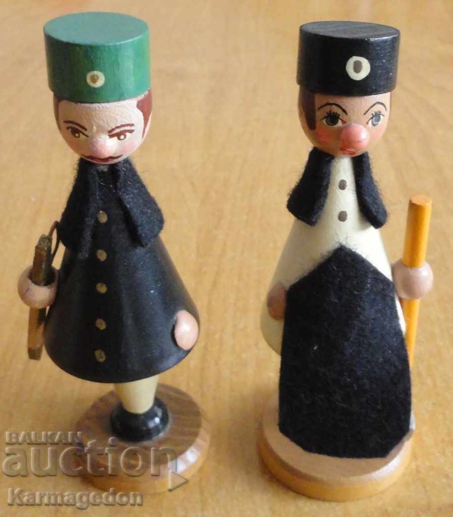 2 figurine vechi din lemn, jucării cu preț € 5.00 | 9.78 BGN