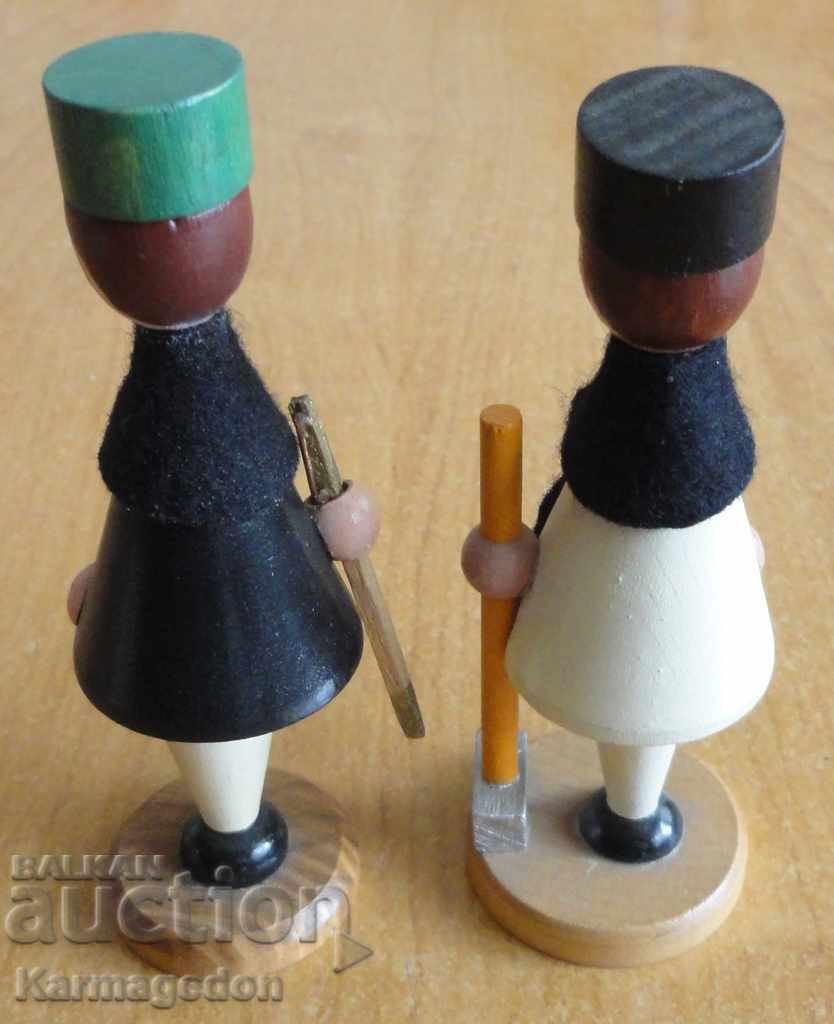 Licitație 2 figurine vechi din lemn, jucării