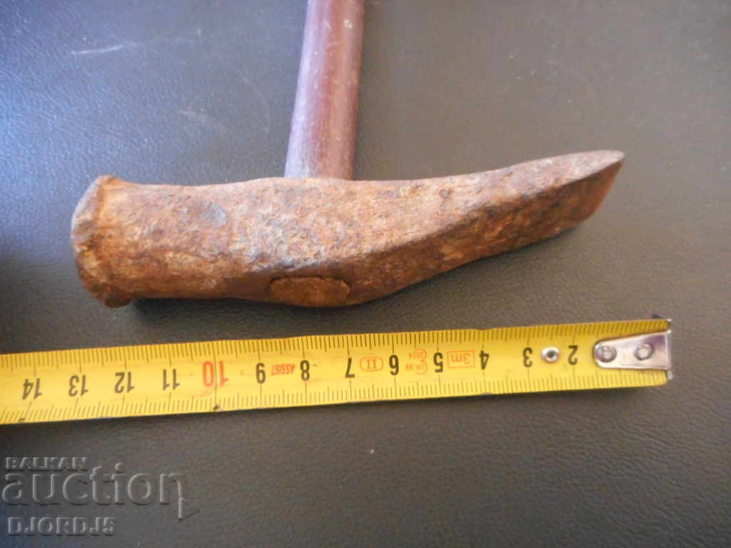 Livrarea Un ciocan vechi