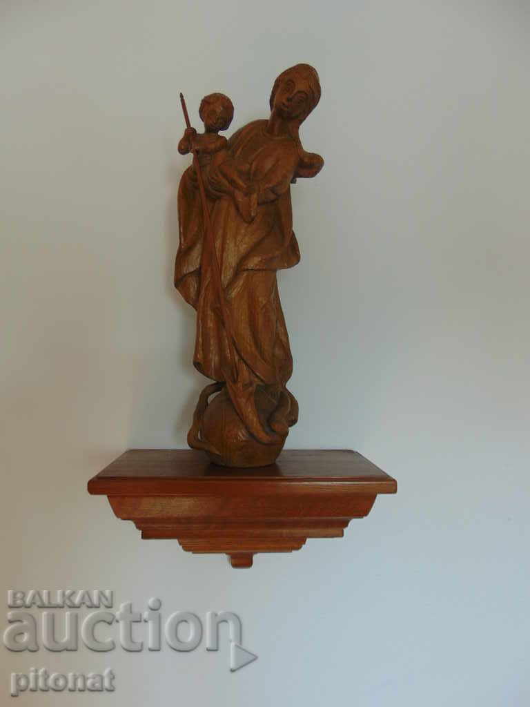 O mare statuie religioasă din lemn