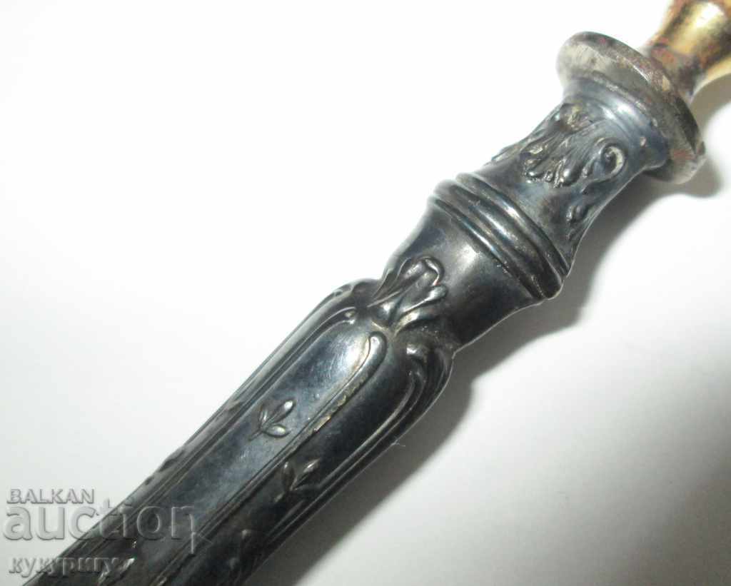 A great old fork for serving a golden silver handle - 7 A great old fork for serving a golden silver handle - 7