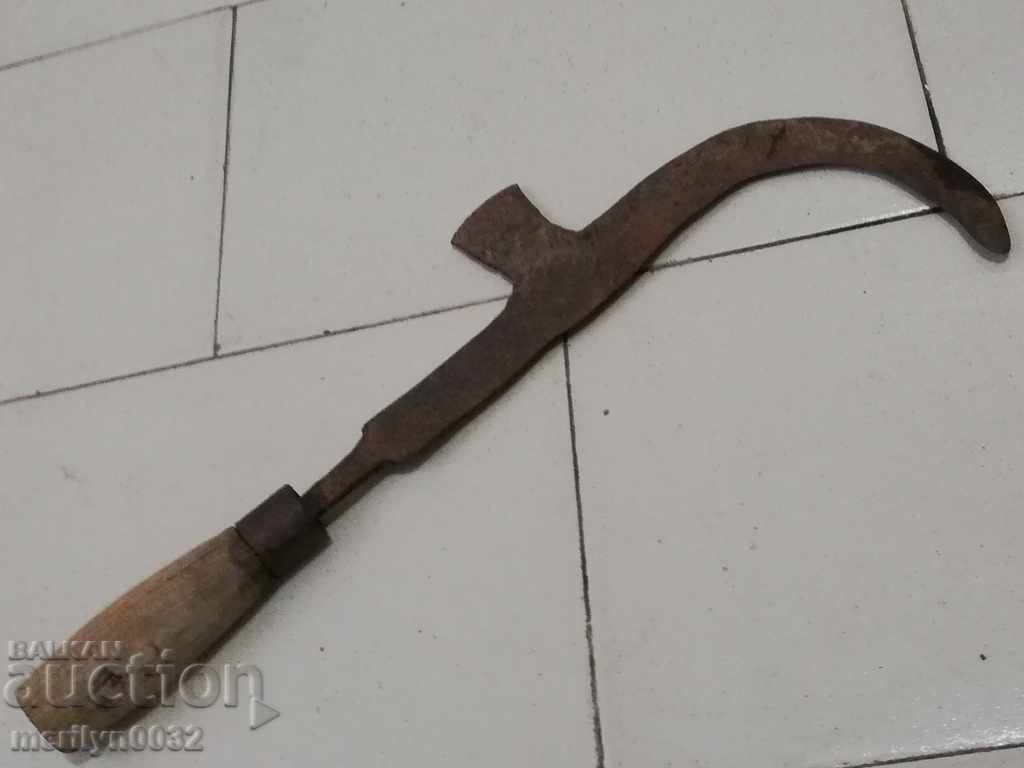 Auction Old hand-forged scythe, wrought iron blade Auction Old hand-forged scythe, wrought iron blade