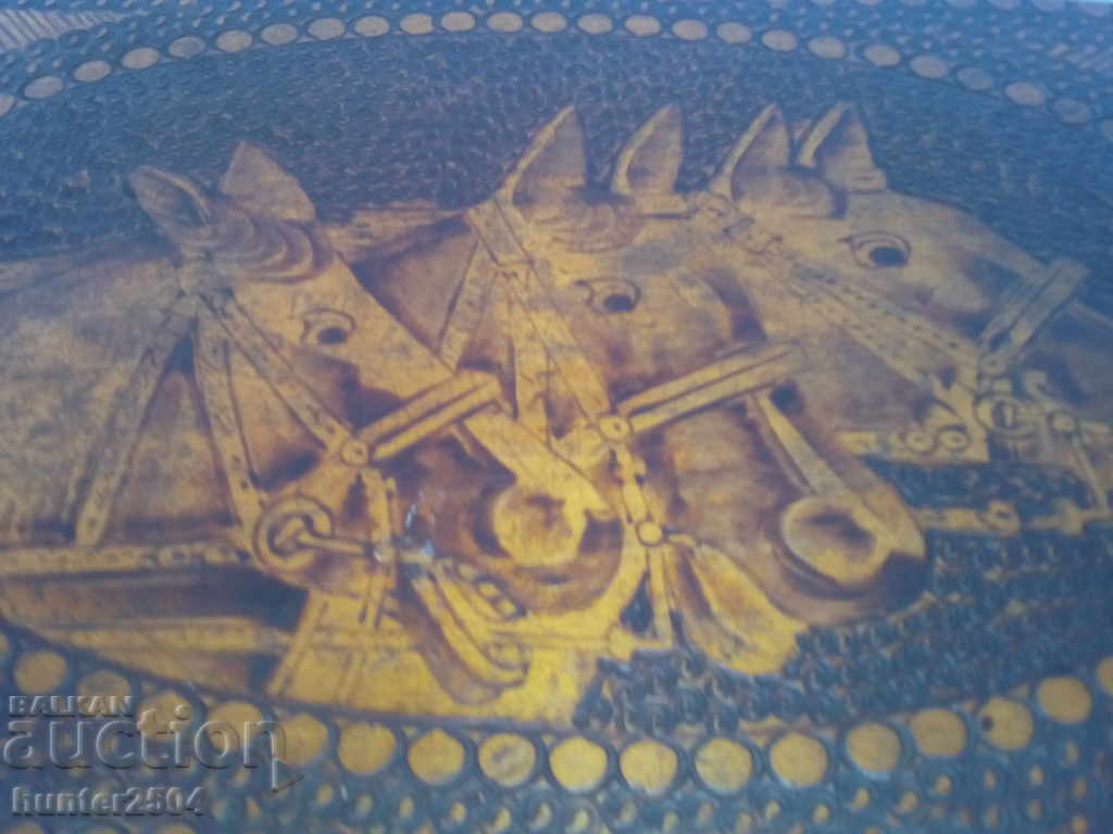 Κουτί, πυρογραφία με κεφάλια αλόγου, διαστάσεων 260x160 mm. με τιμή 19.95 BGN | € 10.20 Κουτί, πυρογραφία με κεφάλια αλόγου, διαστάσεων 260x160 mm. με τιμή 19.95 BGN | € 10.20