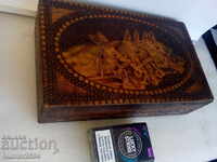 Κουτί, πυρογραφία με κεφάλια αλόγου, διαστάσεων 260x160 mm.