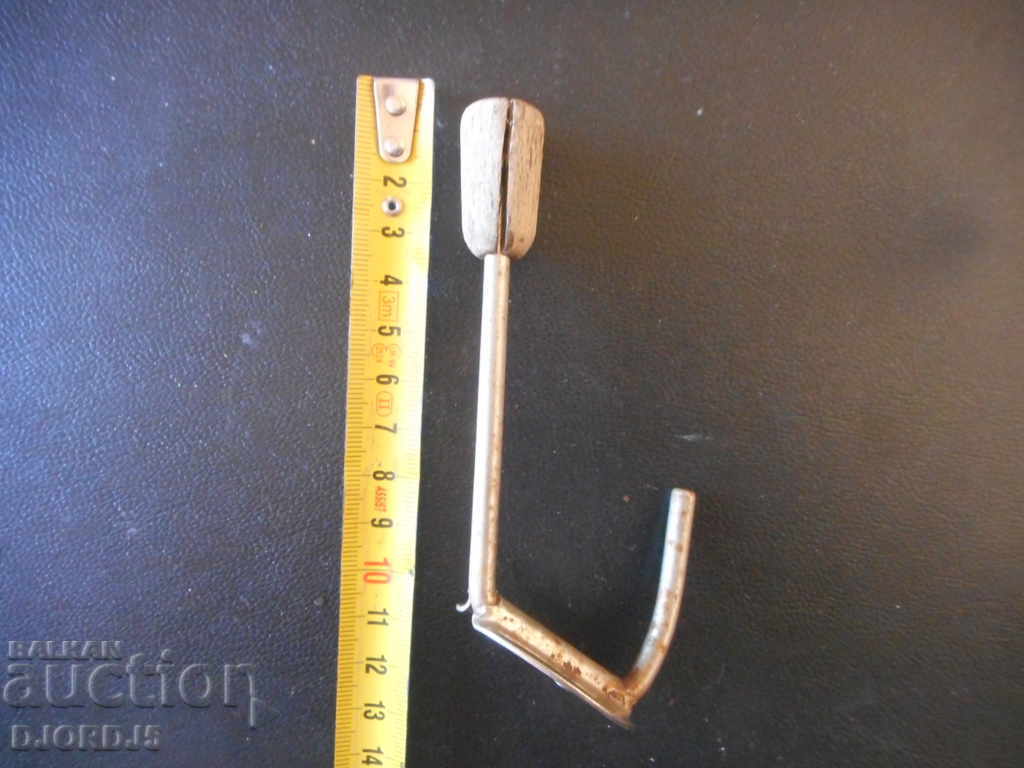 Delivery of An old hanger Delivery of An old hanger