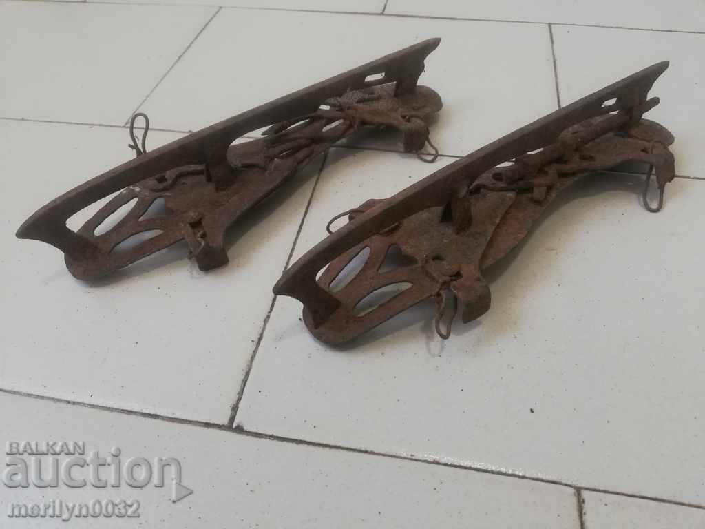 Old ice skates, sports attribute with price 59.00 BGN | € 30.17 Old ice skates, sports attribute with price 59.00 BGN | € 30.17