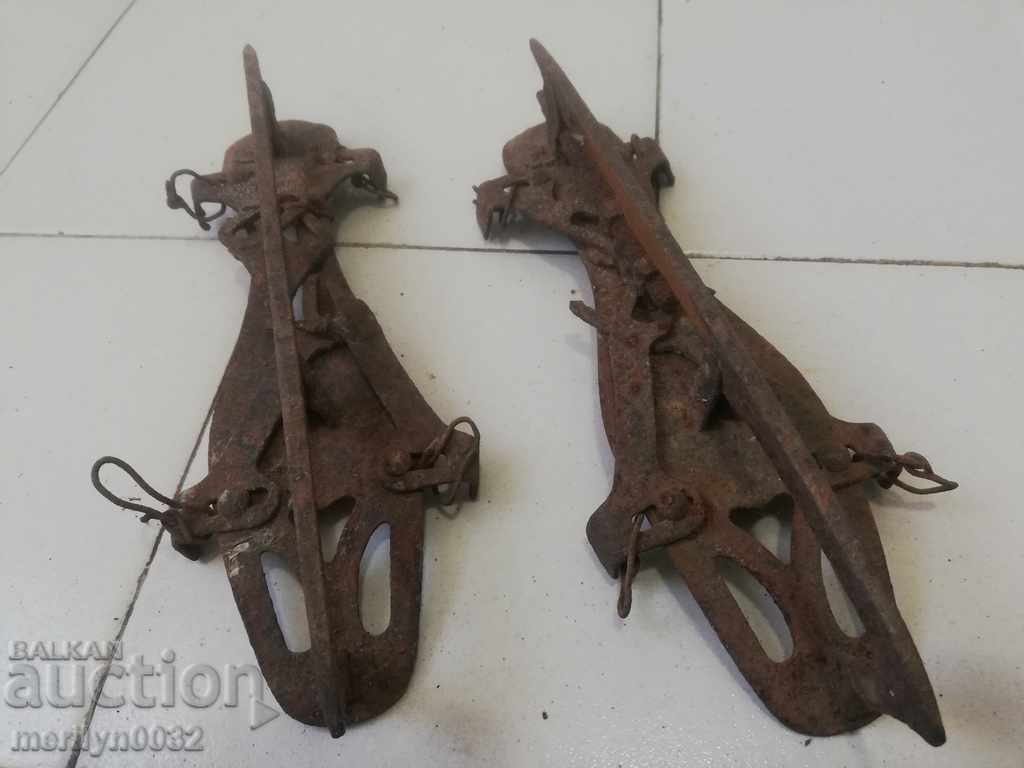 Стари кънки за лед, спортен атрибут