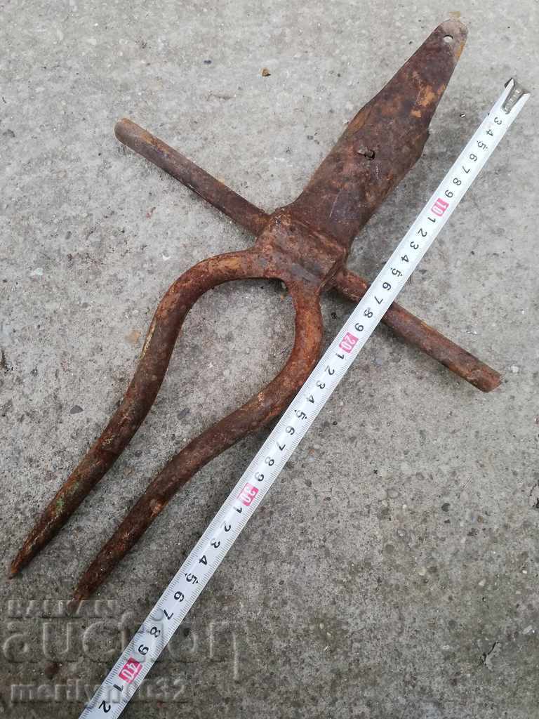 Παλιά σφυρήλατα δύο δόντια, δίκρανο, σφυρήλατο σίδερο με τιμή 43.00 BGN | € 21.99 Παλιά σφυρήλατα δύο δόντια, δίκρανο, σφυρήλατο σίδερο με τιμή 43.00 BGN | € 21.99