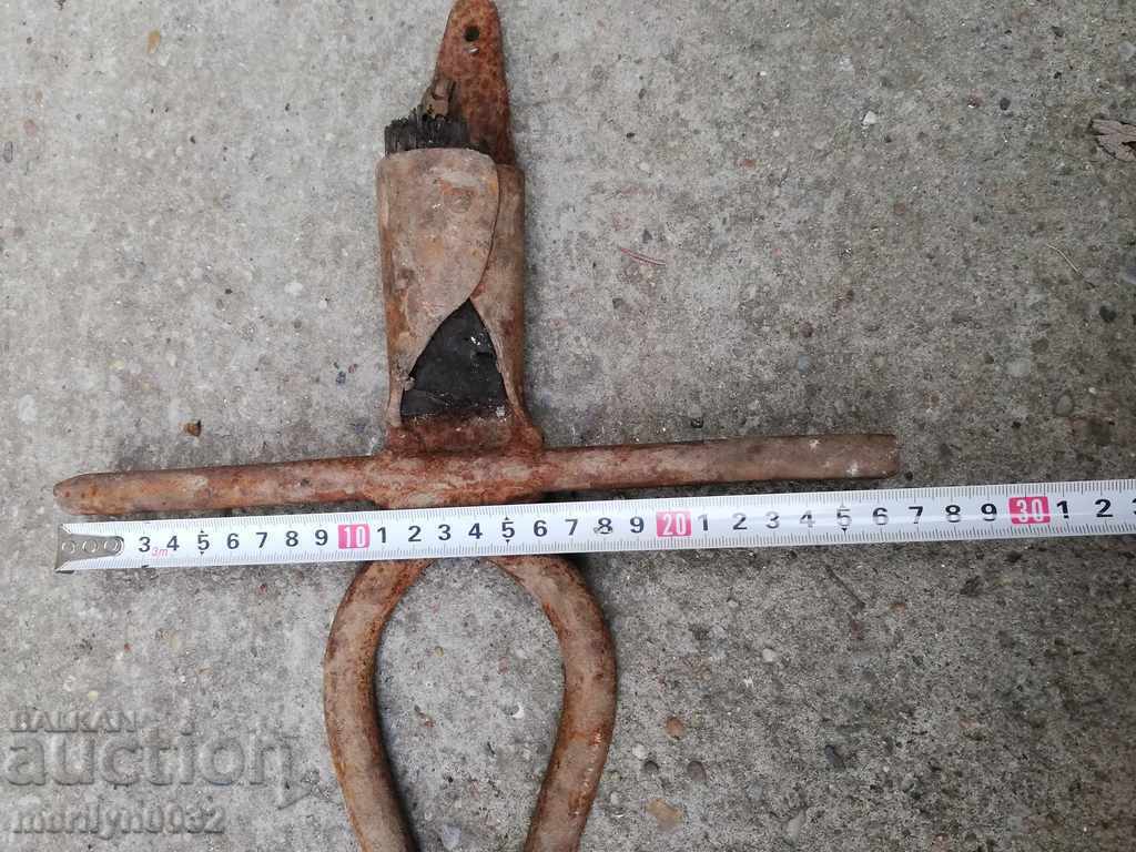 Δημοπρασία Παλιά σφυρήλατα δύο δόντια, δίκρανο, σφυρήλατο σίδερο Δημοπρασία Παλιά σφυρήλατα δύο δόντια, δίκρανο, σφυρήλατο σίδερο