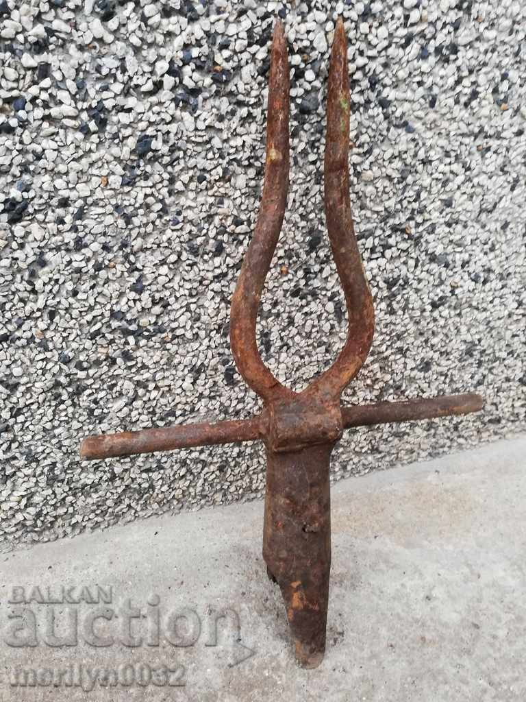 Παράδοση Παλιά σφυρήλατα δύο δόντια, δίκρανο, σφυρήλατο σίδερο Παράδοση Παλιά σφυρήλατα δύο δόντια, δίκρανο, σφυρήλατο σίδερο