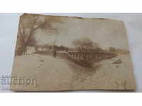 Καρτ ποστάλ Μια ξύλινη γέφυρα πάνω από ένα ξηρό ποτάμι