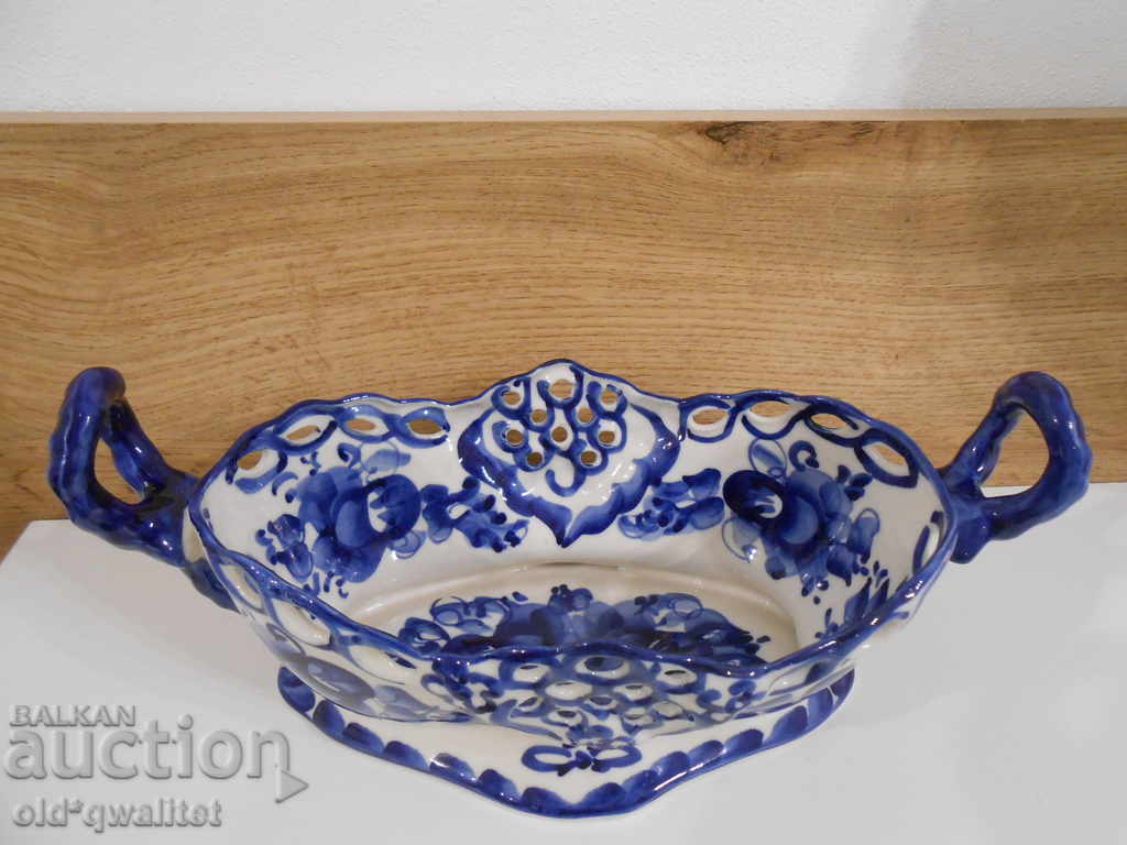 Auction Russian designer candy box in blue/white, Gzhel marked Auction Russian designer candy box in blue/white, Gzhel marked