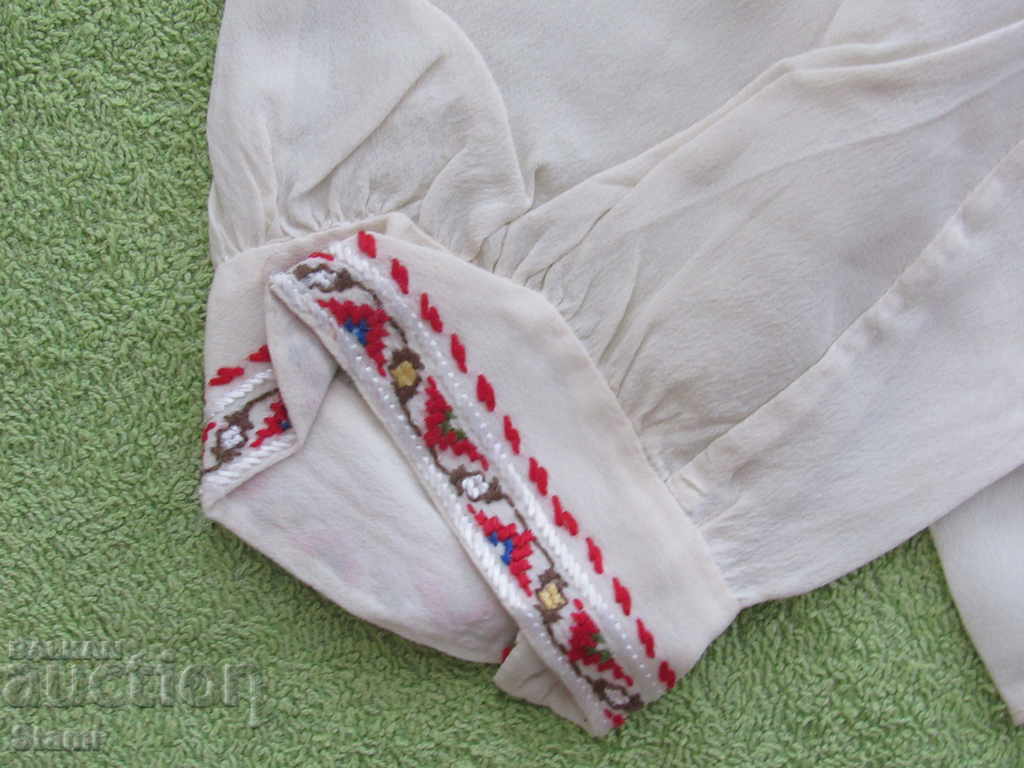 Livrarea Mănușă de mătase brodată manual, din anii 70-80 de ani ai secolului XX. Livrarea Mănușă de mătase brodată manual, din anii 70-80 de ani ai secolului XX.