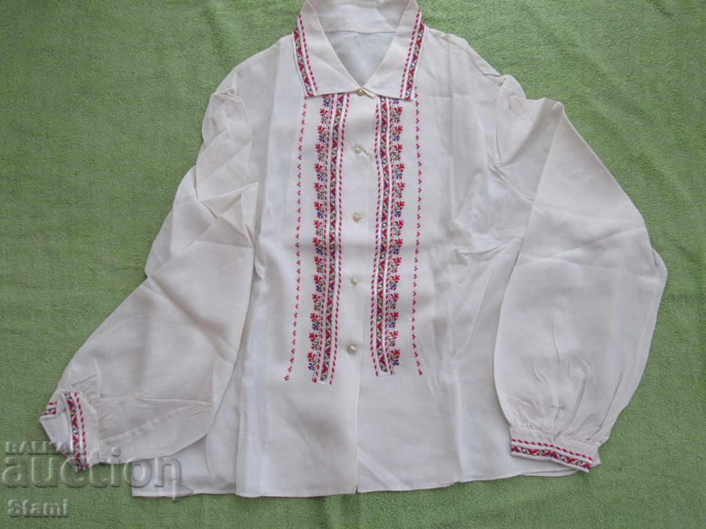 Ръчно бродирана копринена блуза от 70-80 години на ХХ в.