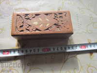 Παλιό ξύλινο κουτί κοσμήματα ξυλογλυπτική στο εσωτερικό