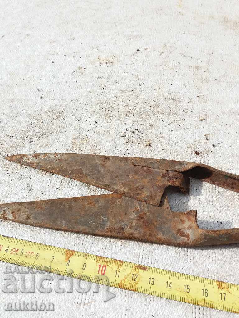 Auction OLD HORSE SHOES FOR SHOULDER CUTTING Auction OLD HORSE SHOES FOR SHOULDER CUTTING