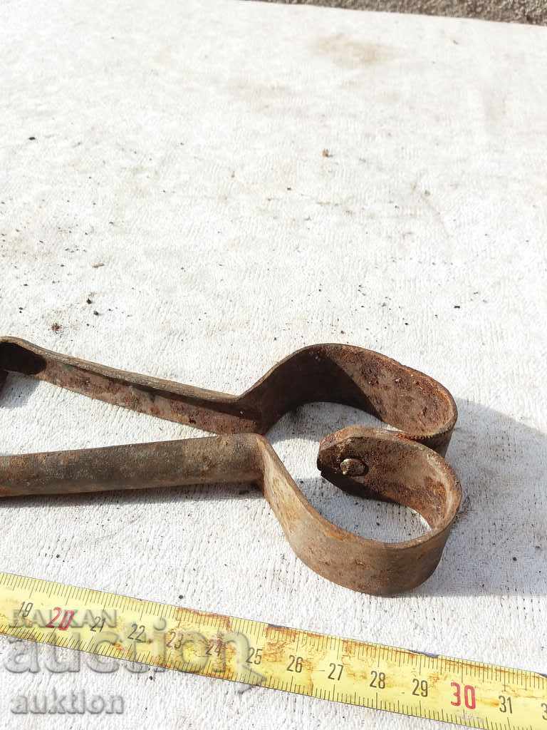 Delivery of OLD HORSE SHOES FOR SHOULDER CUTTING Delivery of OLD HORSE SHOES FOR SHOULDER CUTTING