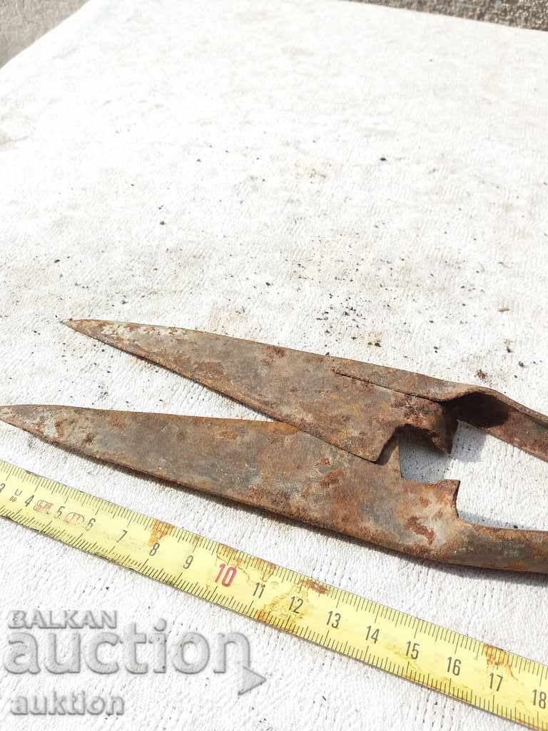 OLD HORSE SHOES FOR SHOULDER CUTTING - 5 OLD HORSE SHOES FOR SHOULDER CUTTING - 5