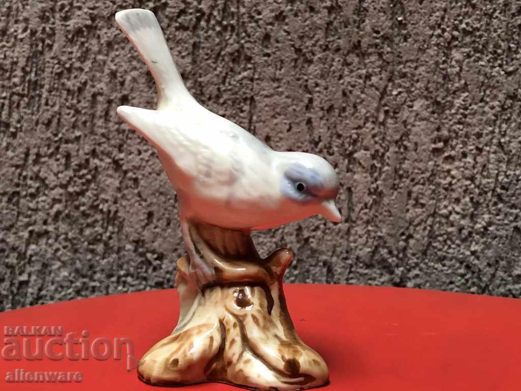 Auction Porcelain figurine of a songbird Auction Porcelain figurine of a songbird