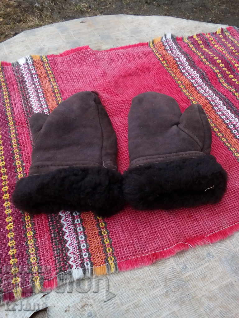 Auction  Old children's leather gloves