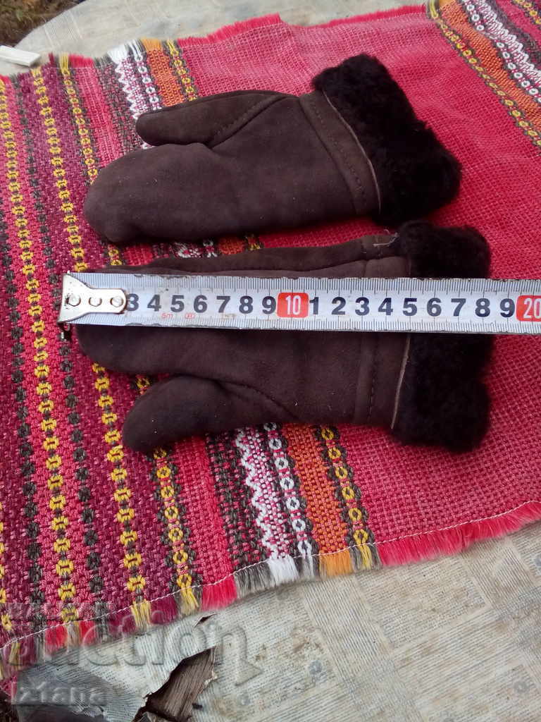 Delivery of Old children's leather gloves