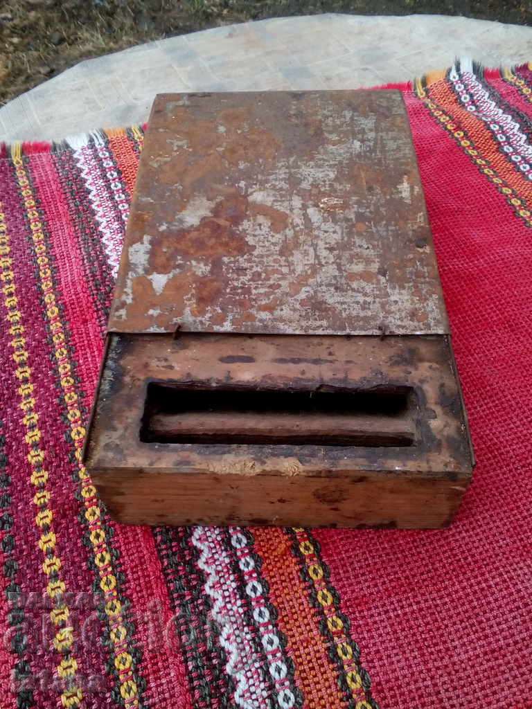 Ένα παλιό κυψέλη με τιμή 15.00 BGN | € 7.67 Ένα παλιό κυψέλη με τιμή 15.00 BGN | € 7.67