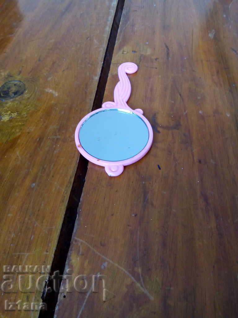 Ένας παλιός καθρέφτης, ένας καθρέφτης με τιμή 9.00 BGN | € 4.60