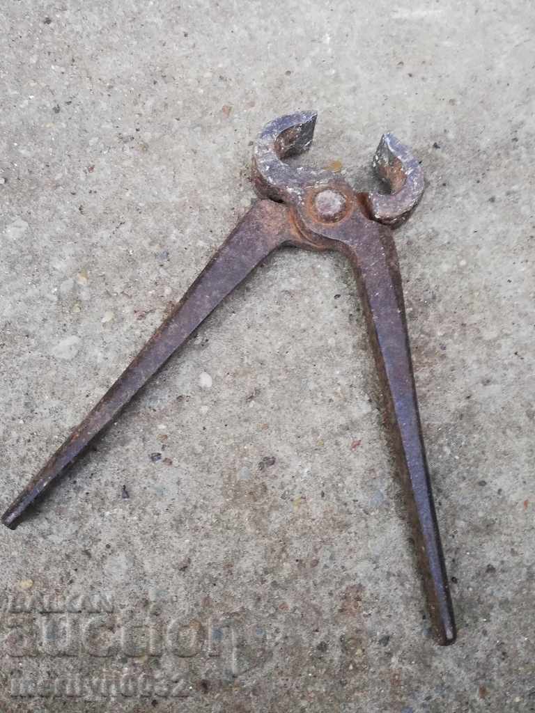Ancient primitive crumpled keretten pliers in the 20th century with price 32.00 BGN | € 16.36 Ancient primitive crumpled keretten pliers in the 20th century with price 32.00 BGN | € 16.36