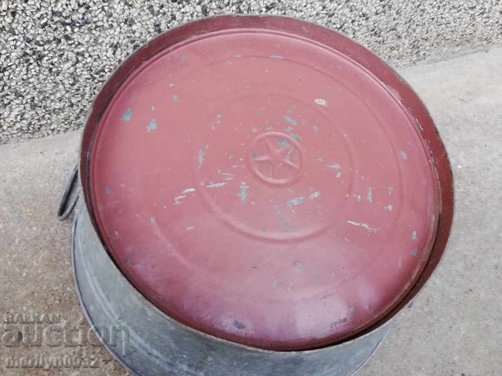 Delivery of An old galvanized basin, a trough, a household pot