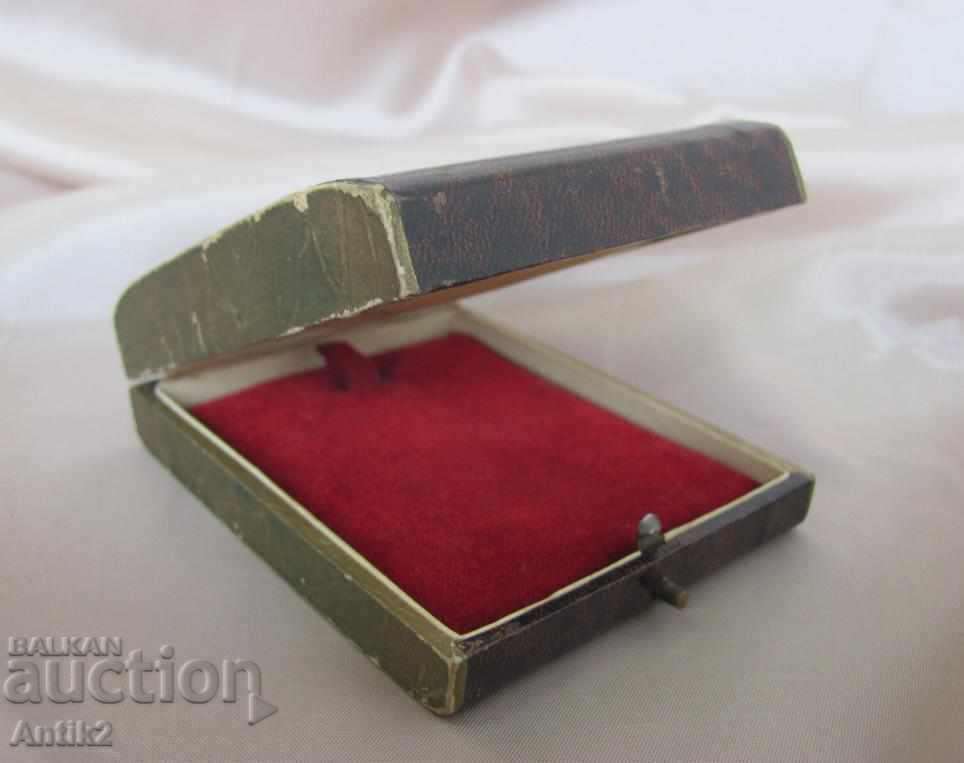 Delivery of The 30 Art Deco Clock Box Delivery of The 30 Art Deco Clock Box