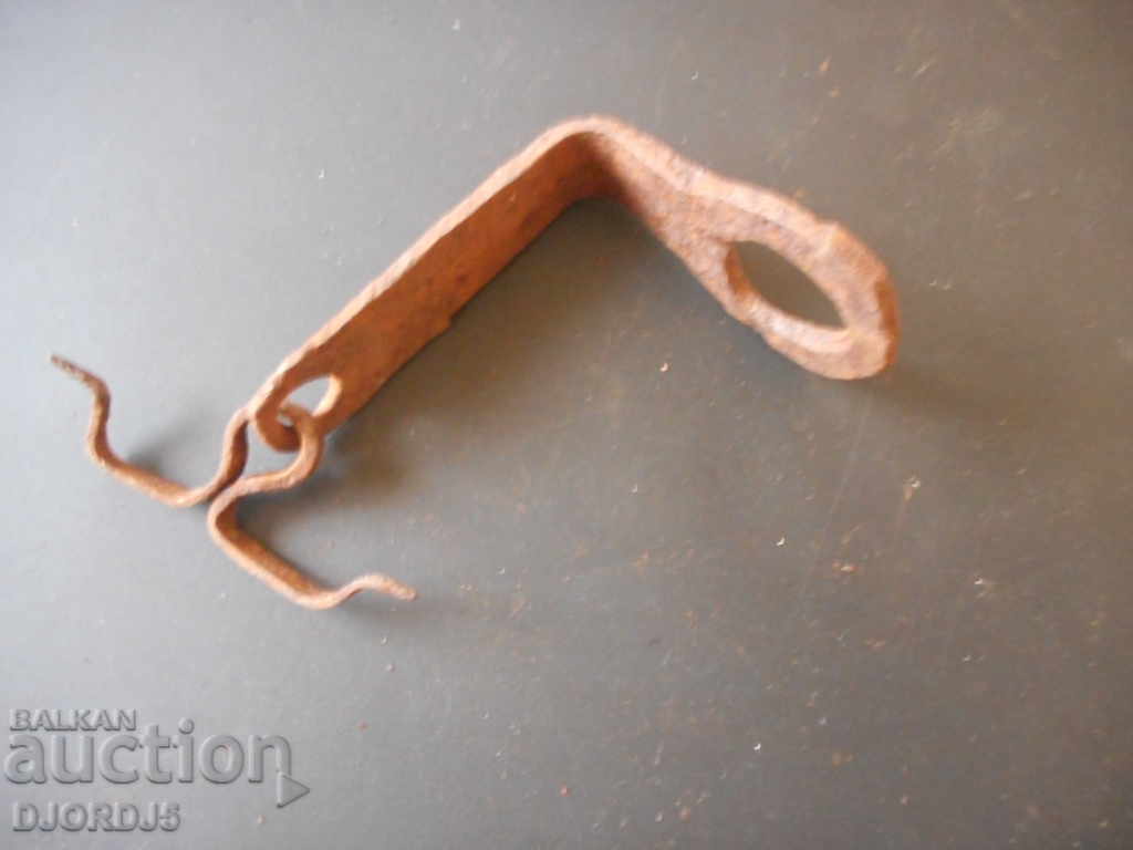 Παλιά σφυρήλατο μάνδαλο με τιμή 3.00 BGN | € 1.53 Παλιά σφυρήλατο μάνδαλο με τιμή 3.00 BGN | € 1.53