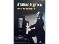 Атанас Куртев - поет на пианото