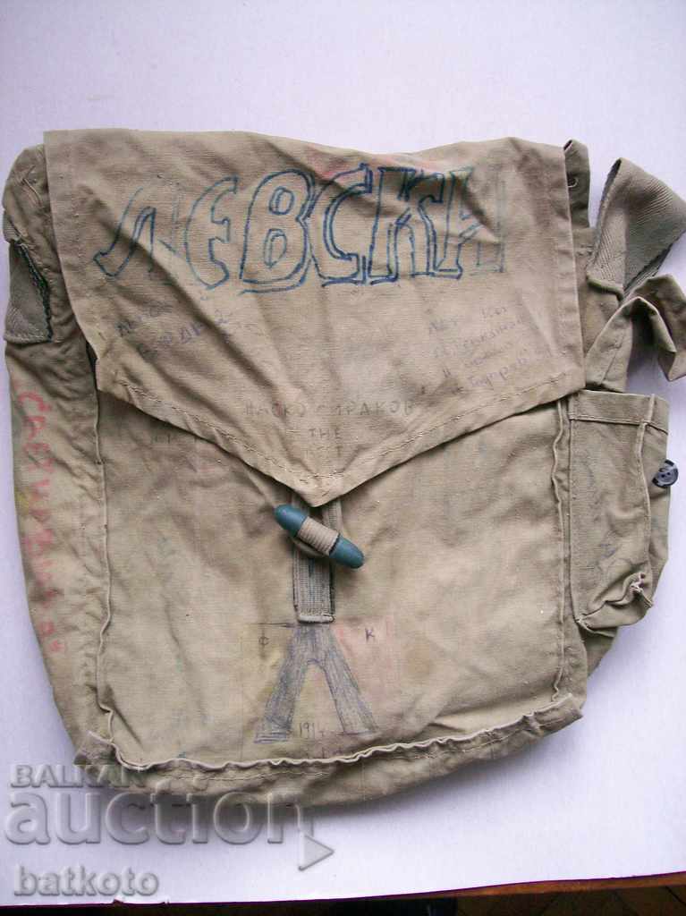 Μια παλιά τσάντα από ένα BSS κατά των αερίων - που φοριέται από έναν ανεμιστήρα του Levski