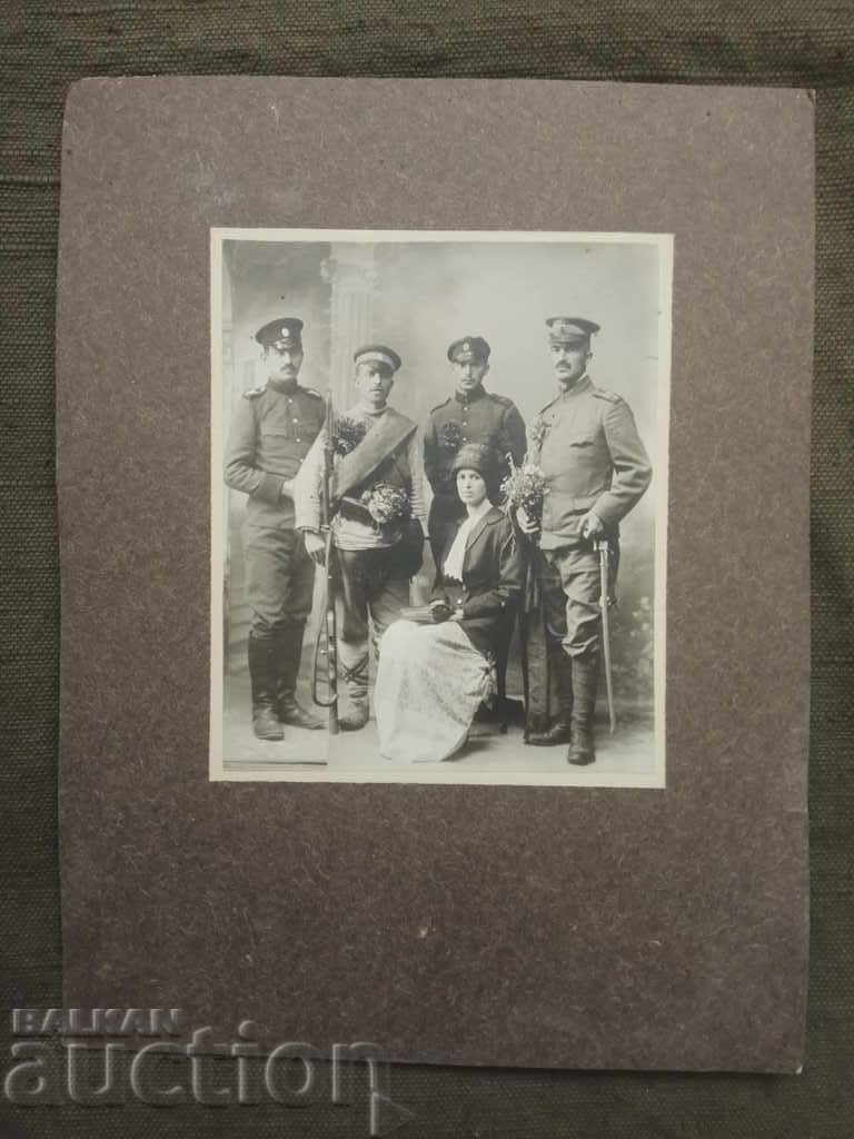 офицер от 22 полк ;сабя, пушка ,цветя .Владимир Цанов  ???