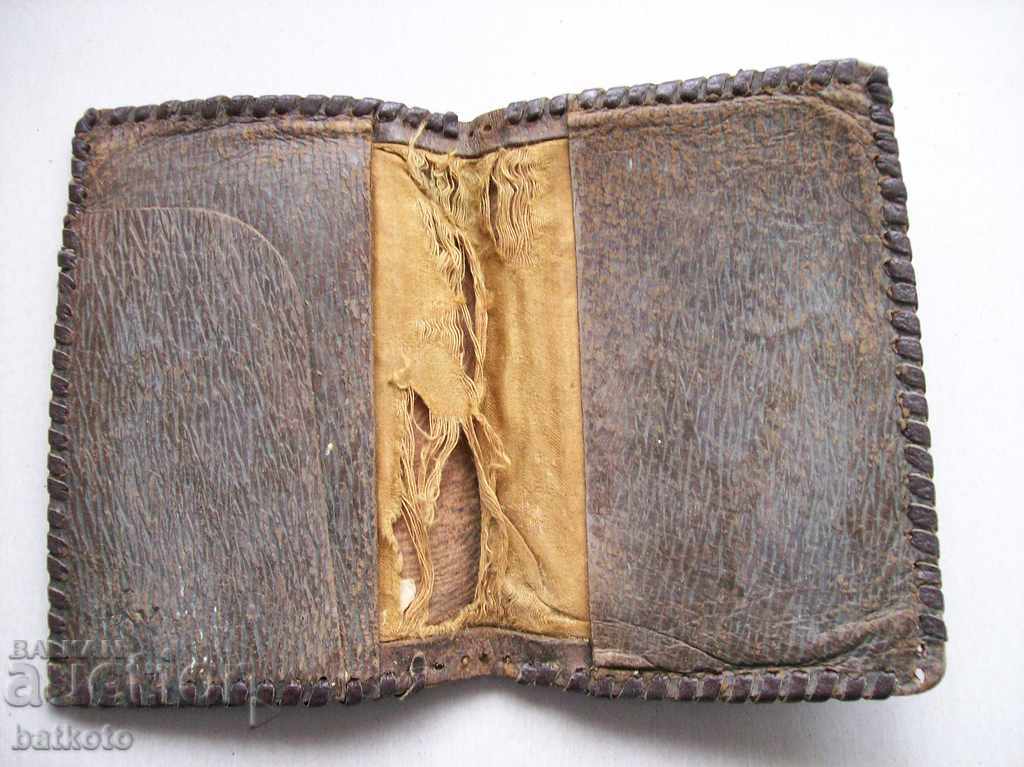 Μια παλιά δερμάτινη θήκη από φορητό υπολογιστή UHF με τιμή 3.00 BGN | € 1.53 Μια παλιά δερμάτινη θήκη από φορητό υπολογιστή UHF με τιμή 3.00 BGN | € 1.53