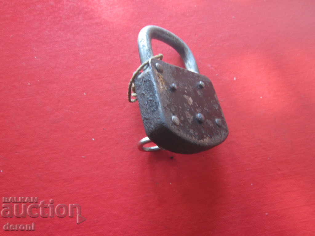 Δημοπρασία Παλαιό γερμανικό λουκέτο με κλειδί Δημοπρασία Παλαιό γερμανικό λουκέτο με κλειδί