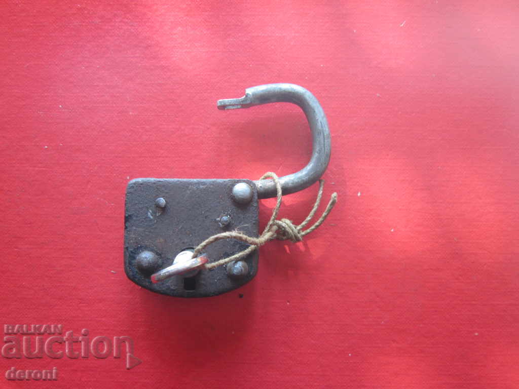 Παράδοση Παλαιό γερμανικό λουκέτο με κλειδί Παράδοση Παλαιό γερμανικό λουκέτο με κλειδί