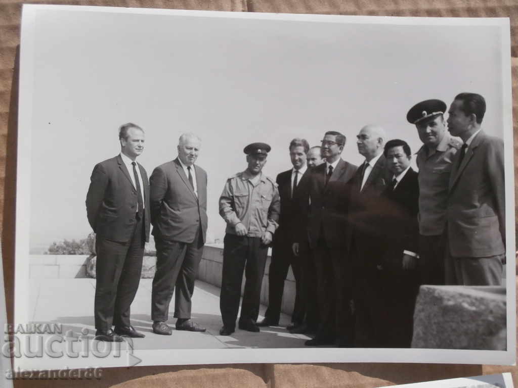 Lieutenant General Delcho Simov with a delegation from Laos 10 photos with price 30.00 BGN | € 15.34 Lieutenant General Delcho Simov with a delegation from Laos 10 photos with price 30.00 BGN | € 15.34