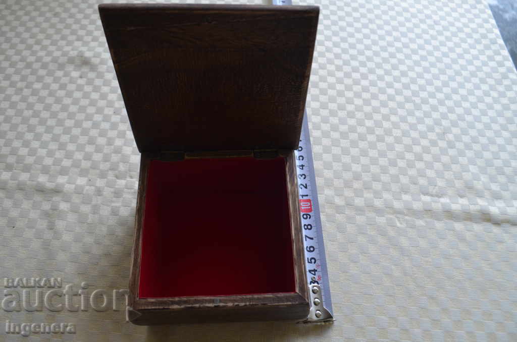 OLD WOOD BOX BOY WITH YOUNGER - 5 OLD WOOD BOX BOY WITH YOUNGER - 5