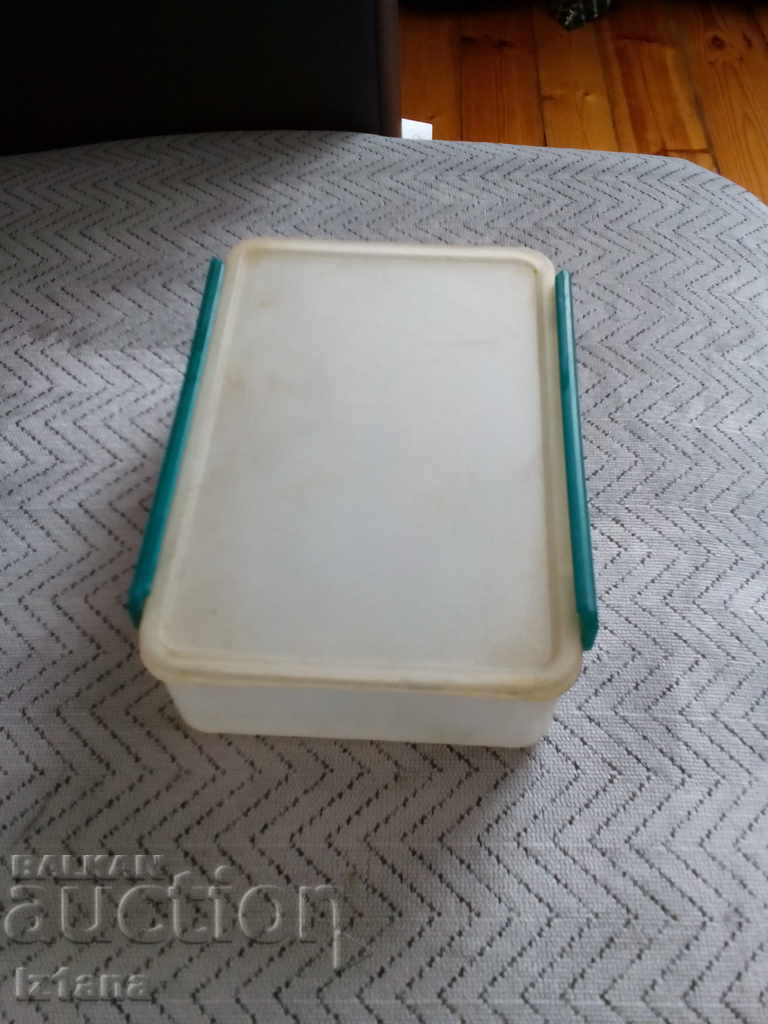 Ένα παλιό κουτί για φαγητό με τιμή 5.00 BGN | € 2.56 Ένα παλιό κουτί για φαγητό με τιμή 5.00 BGN | € 2.56